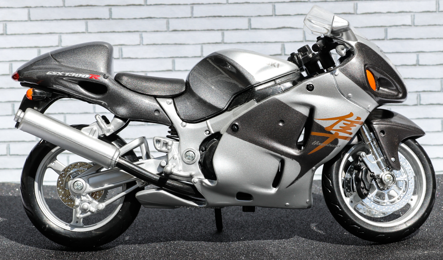 Maisto 1-12 Suzuki GSX1300R Hayabusa